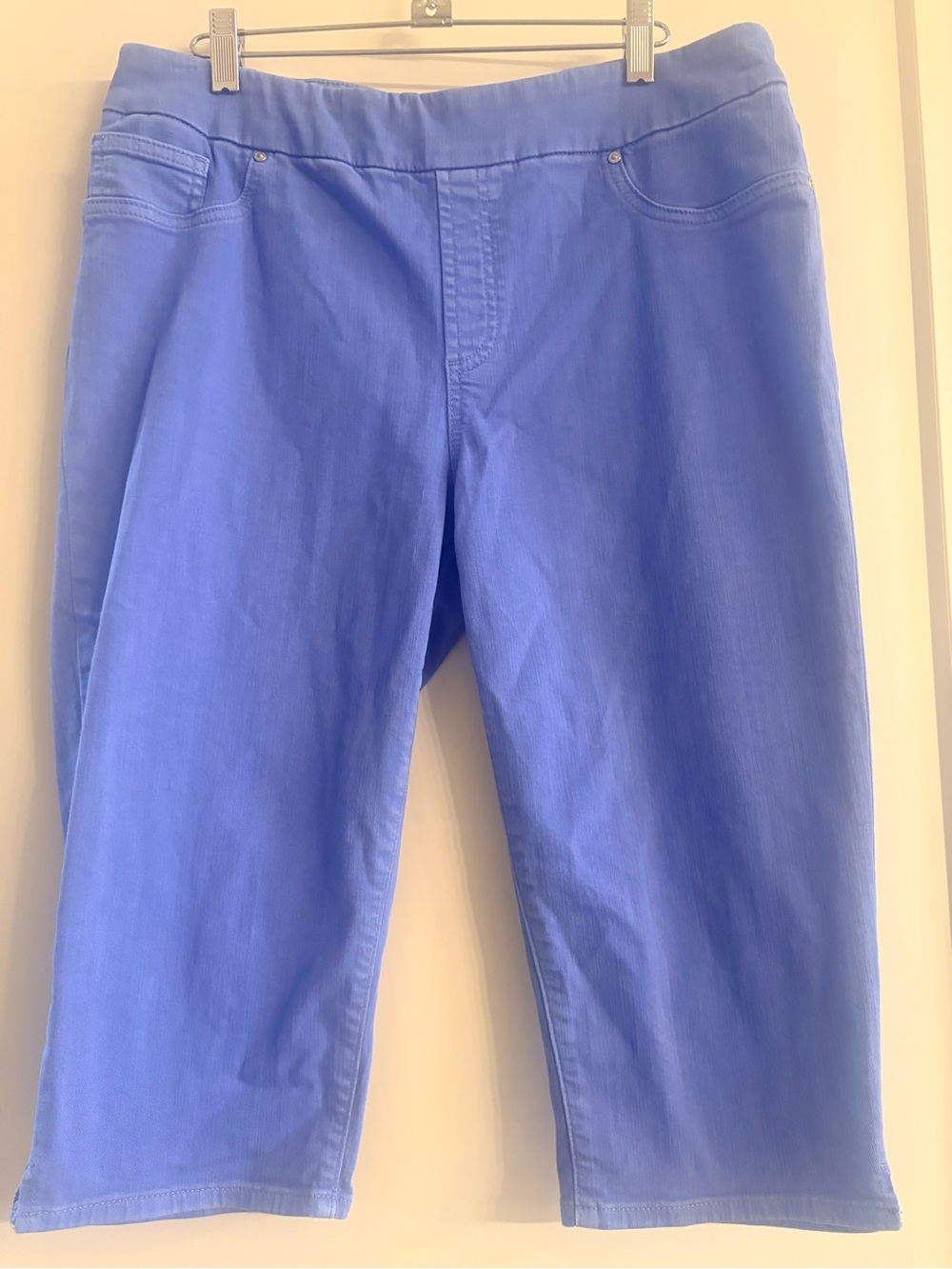 Chico's Periwinkle Pull-On Capri Pants Chico’s size 1.5 (10)